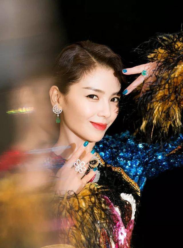 身材41岁刘涛才是真绝色!穿万花筒连衣裙超气质,这身材无与伦比