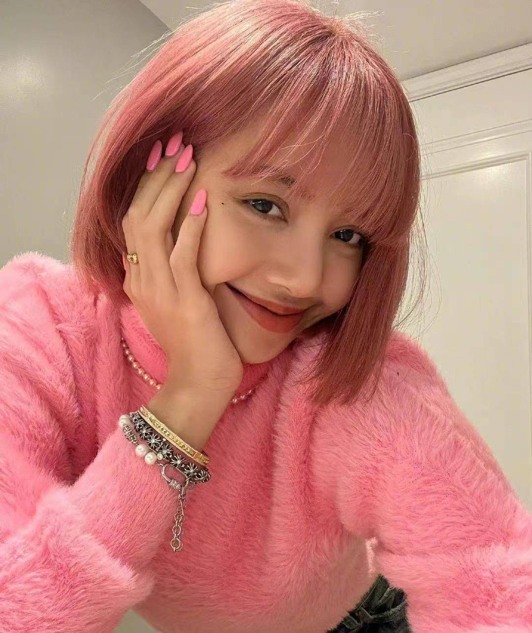 身材 彩色毛衣堪称减龄神器！随便穿也甜美纯情，轻松拿捏油画女孩氛围