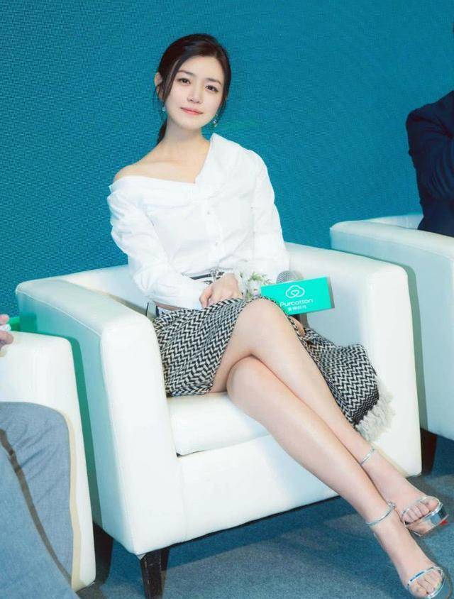 显得 陈妍希就靠一件白衬衫，穿出了妈妈最爱的样子，甜美乖巧两不误！