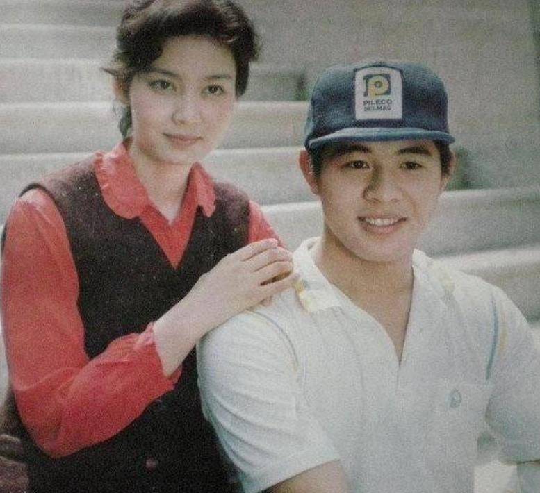 31年前，生下两个女儿被李连杰抛弃的前妻黄秋燕，如今怎么样了封面图