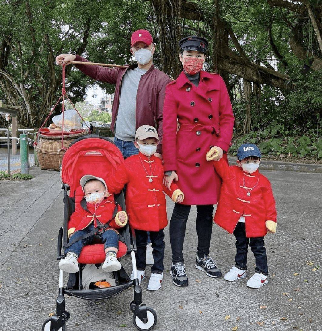 承德 胡杏儿元宵陪老公回农村，用扁担挑货接地气，三娃同穿唐装好喜庆