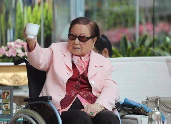 98歲闊太陸雁群去世,香港還有一個長壽女富豪,她就是百歲杜莉君_羅鷹