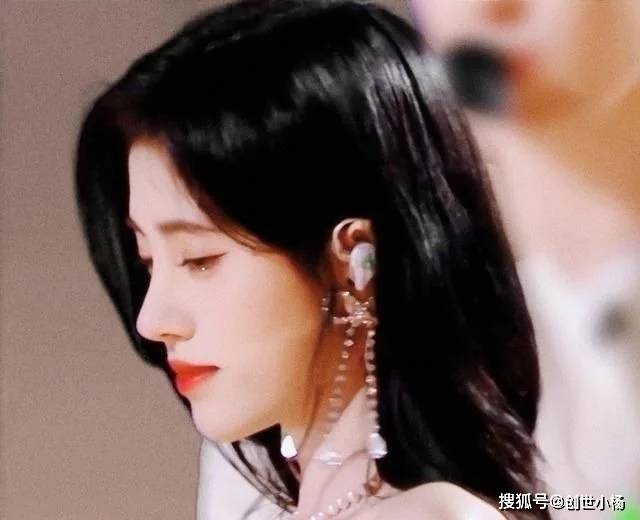 什么鞠婧祎画风大变，身穿吊带裙尽显气质，网友：虽然美但是没有灵魂
