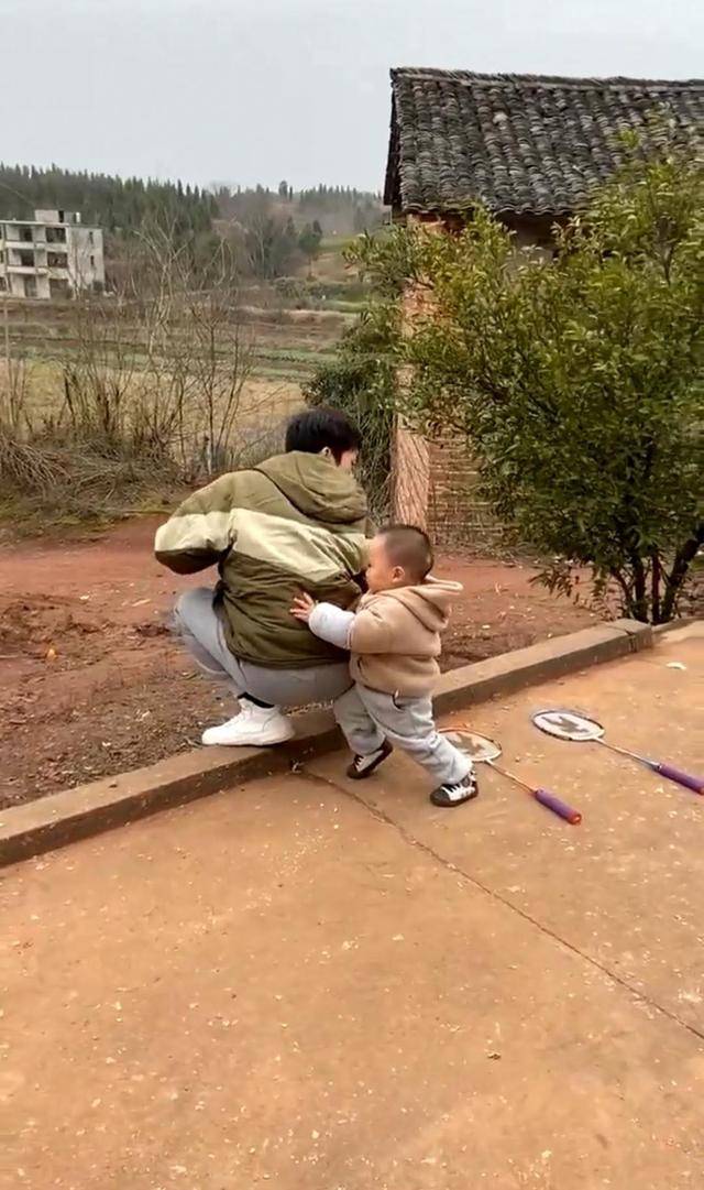 原创孩子把父亲推下台阶网友这儿子不能留有反骨