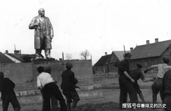 二战时德国士兵拍摄的老照片 向列宁雕像投掷石块的苏联老百姓_4321经典电影推荐