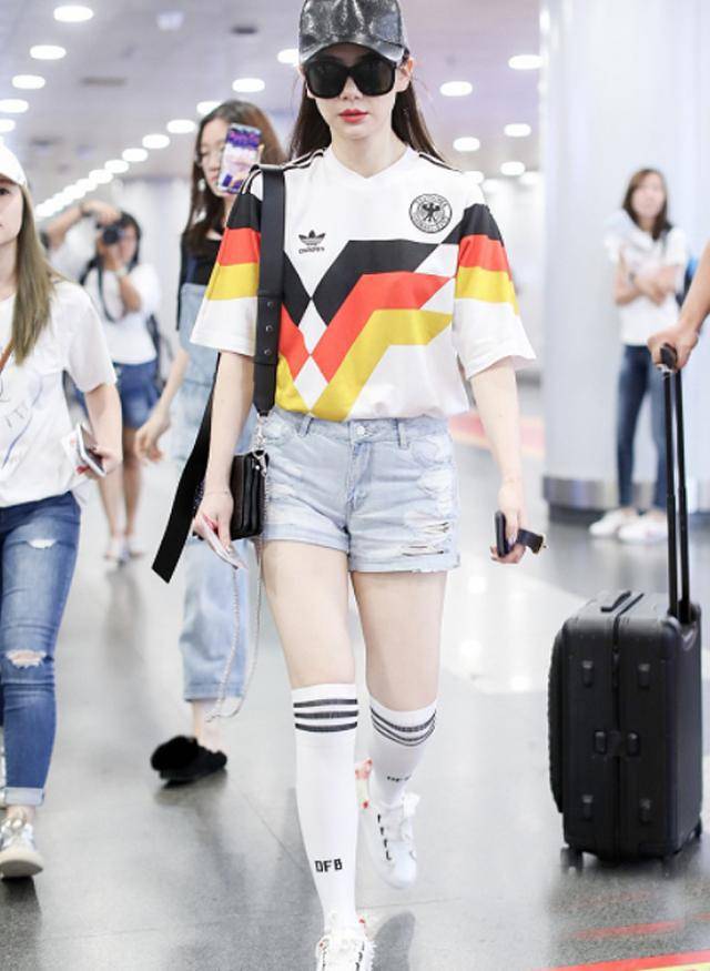 大腿 下身失踪穿腻了，短靴太闷脚，明星都在T恤下面这样穿，超显腿细