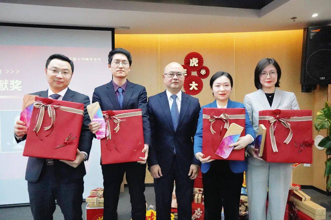 合伙人张忠与谢亮(左一),张鑫麒(左二),刘彦滟(右二),侯玲(右一)