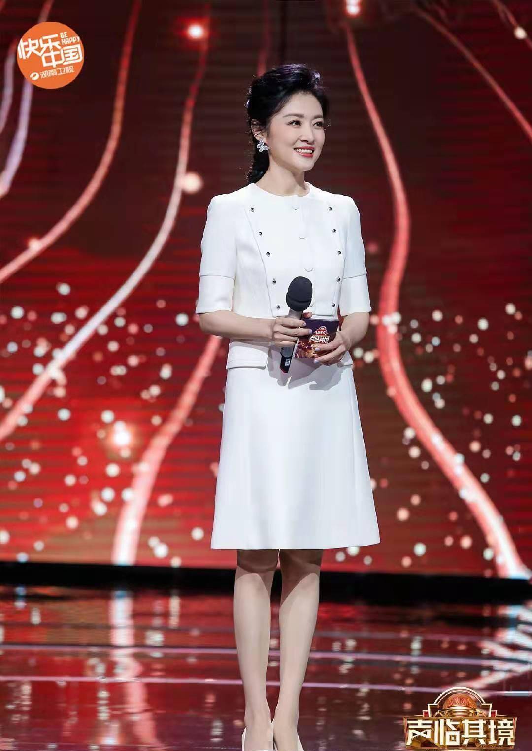 骨子里周涛气质太好了，穿小白裙主持《声临其境》，51岁美得端庄优雅