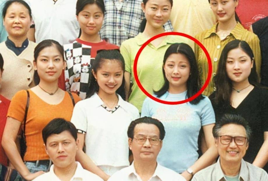 "水蜜桃"殷桃:5段情史备受争议,男友无缝衔接,42岁仍单身_话剧表演