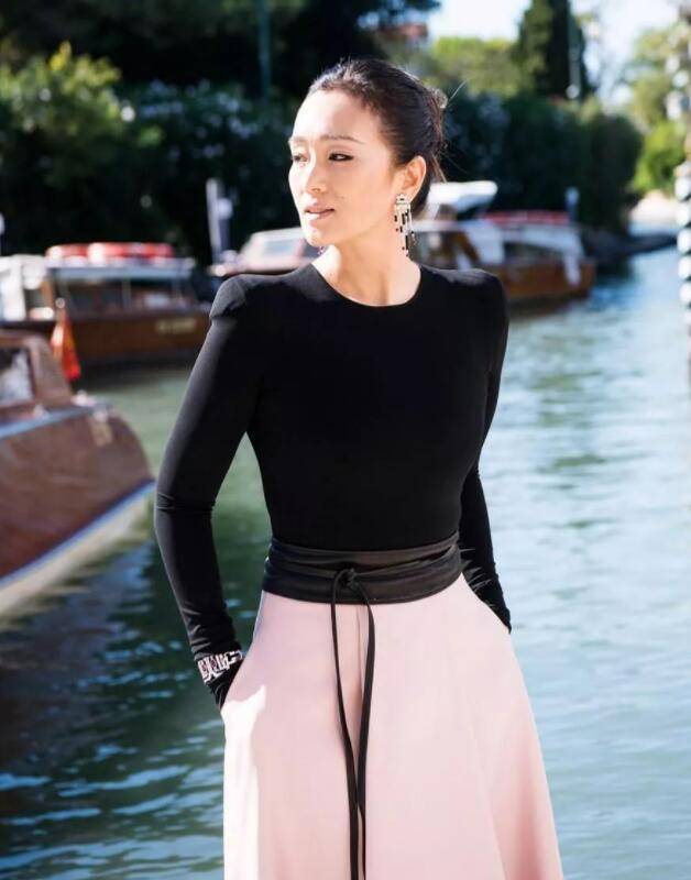 发型长发造型才不止黑长直！女人过了50岁试试这3款发型，大妈变姐姐