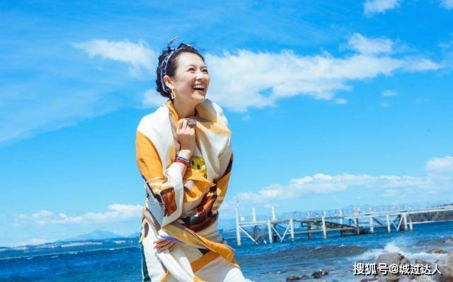 感觉 40岁章子怡又当妈，黑纱裙大背头出席电影节，这个孕妇气场太强大