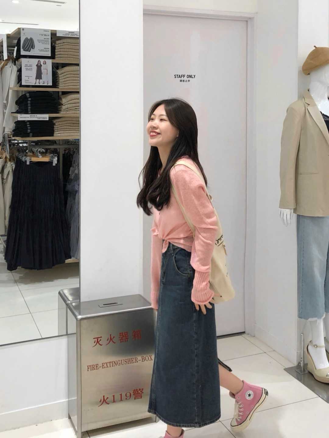 设计 开春不知道怎样穿？用粉色毛衣搭配这几条下装，真的封神了