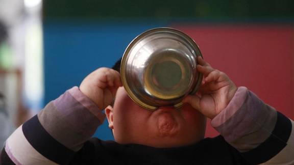 体重|孩子新年吃胖怎么办?父母带着孩子正确减肥,超重没啥好处