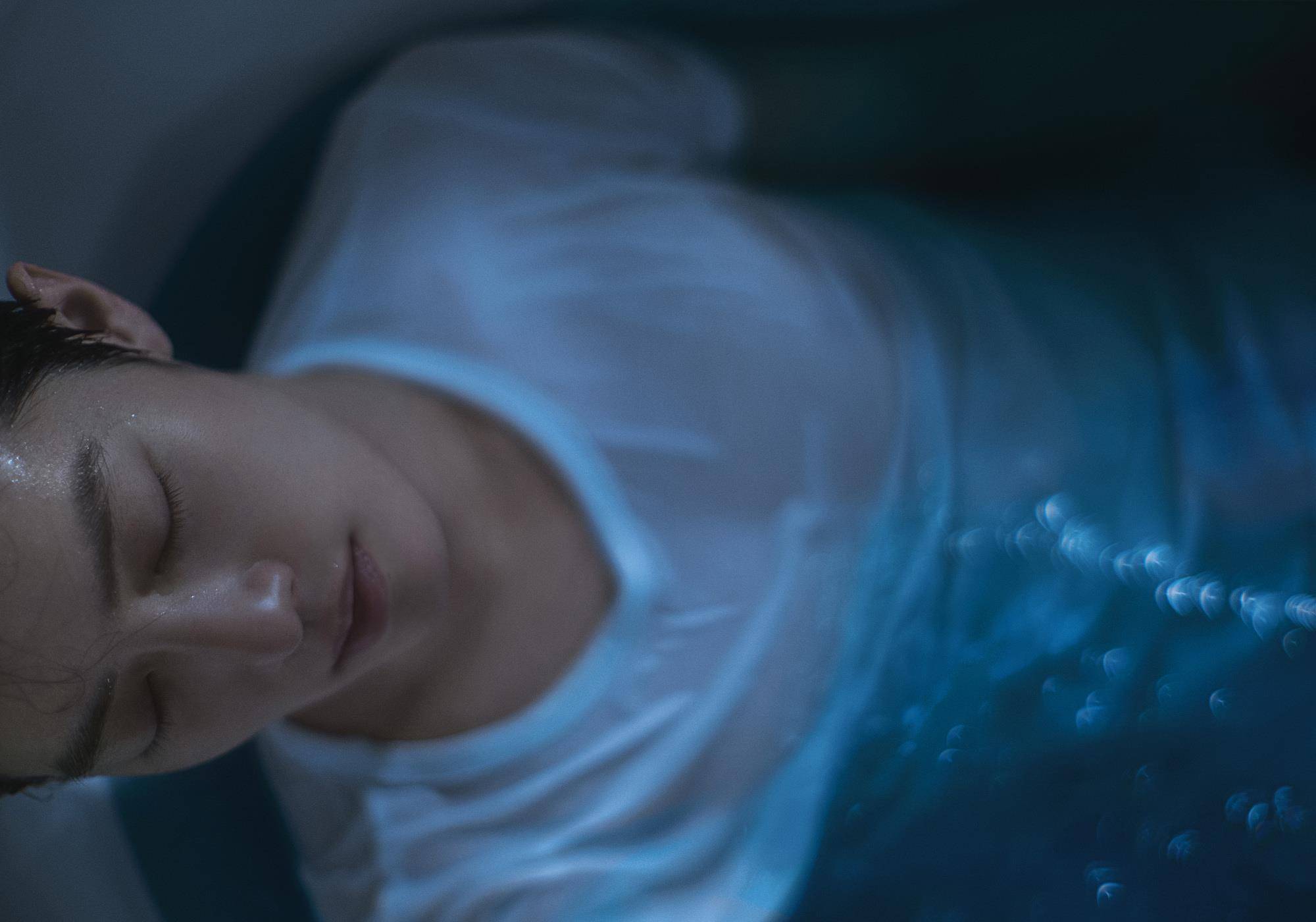 身材 38岁李栋旭和28岁肖战，同是白衣浴缸照造型，美男都喜欢玩禁欲？