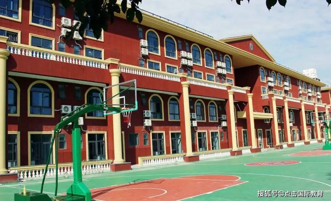 深圳市伊思顿公学是一所全新的定制化教育高端国际学校,位于粤港澳大