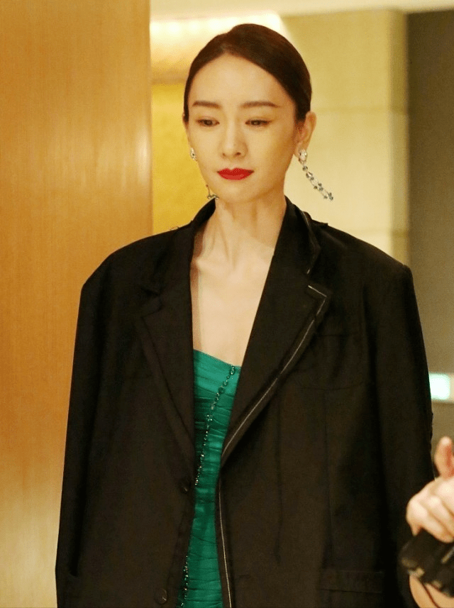 设计 童瑶的身材太好了，把“锡纸裙”穿身上还宽松，一点多余肉都没有