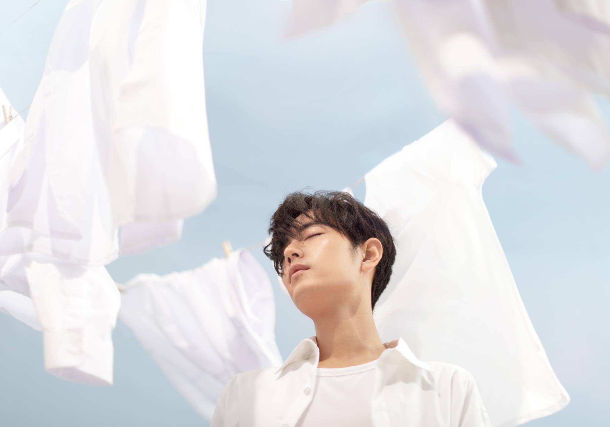 身材 38岁李栋旭和28岁肖战，同是白衣浴缸照造型，美男都喜欢玩禁欲？