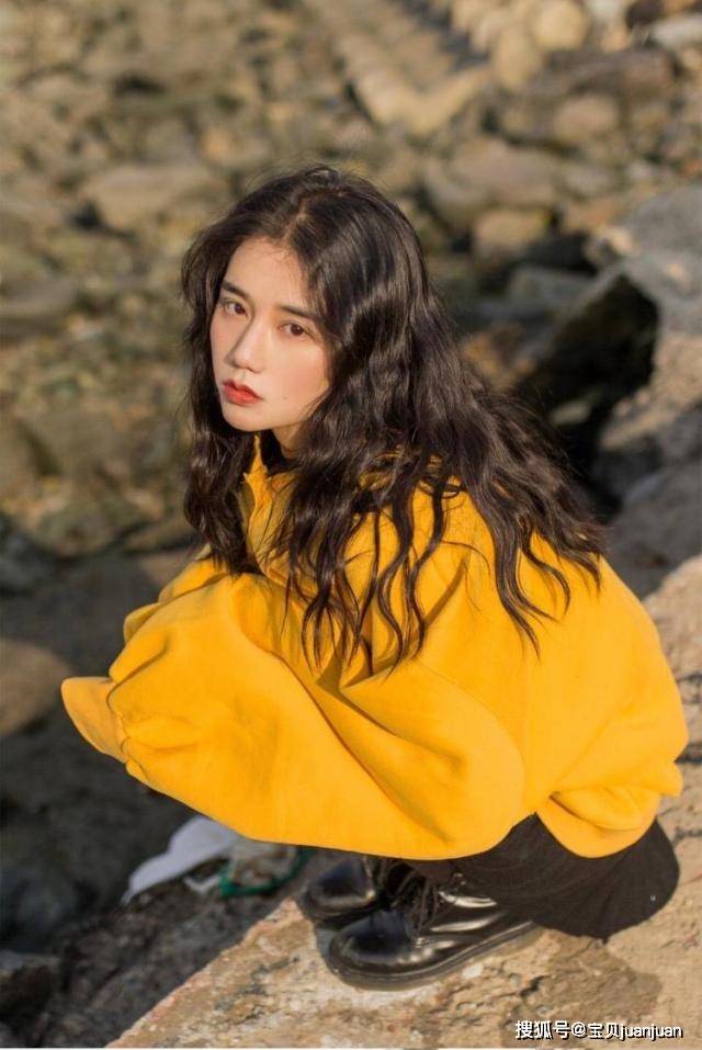 发型“羊毛卷”已经过时了，今年流行“海藻卷”，减龄时髦还显脸小