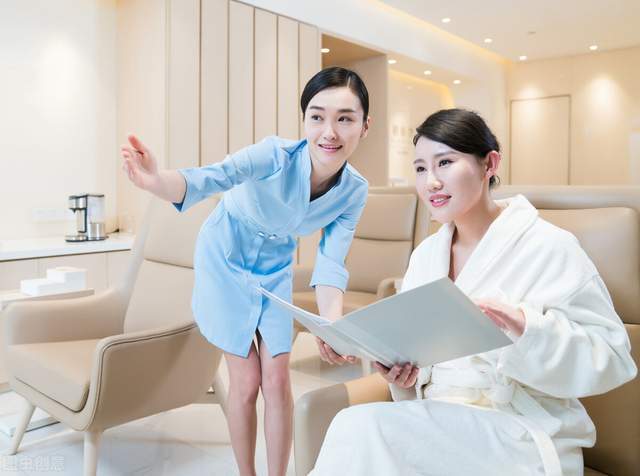 产品价钱太贵,要靠打折和送礼来成交顾客;顾客第一次来美容院大多只是