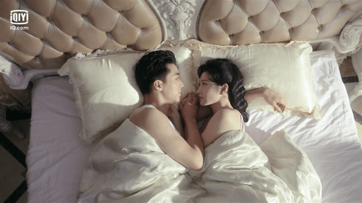 由景甜和许魏洲主演的民国师生恋陆剧《流光之城》,两人之间即使有著