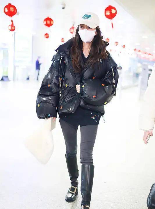 身材苗条 羽绒服多好穿！90斤Angelababy选棉服牛仔裤赶机，身材苗条被追捧