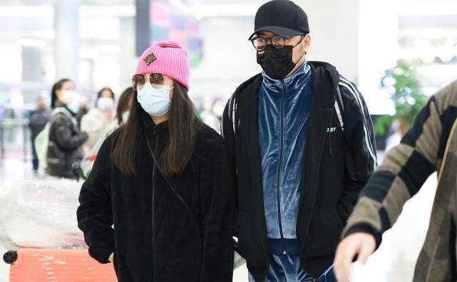 王岳伦 王岳伦和女友出行挺高调，穿针织衫配运动裤，有中年休闲感了