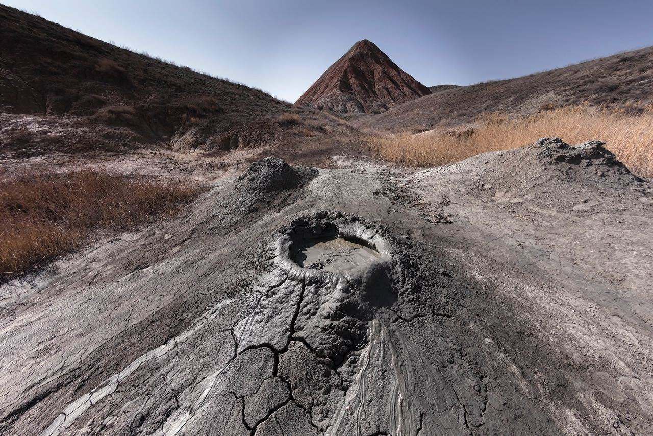 泥火山看似沸腾却被称为凉火山没岩浆能喷火形成原因成谜