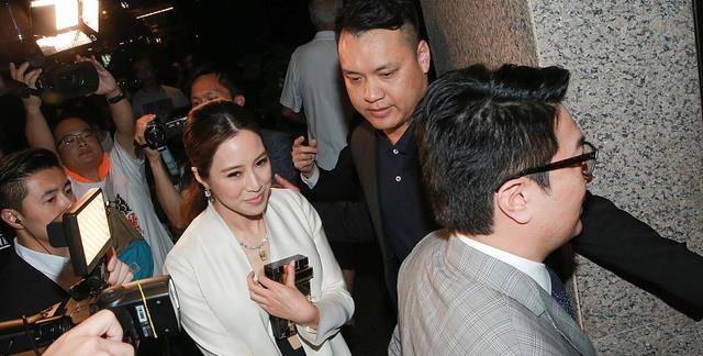 金色 徐子淇发福还挺有韵味!穿白色大衣配金色手包,美成人间富贵花