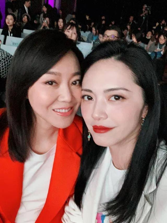 脸部 闫妮与姚晨同框出镜，穿橘色西服套装衬肤色蜡黄，脸部浮肿太显龄