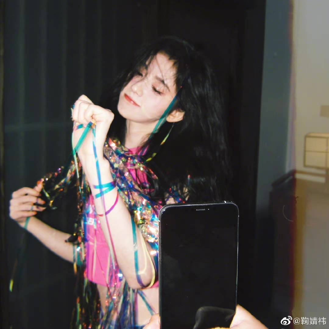 鞠婧祎新歌花絮写真认真玩彩带发量太令人羡慕了