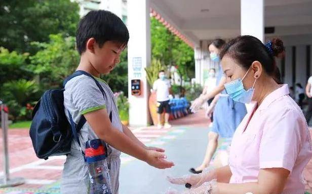 时代|排队抢学位时代或成过去，多地幼儿园招生“遇冷”，空余不少名额