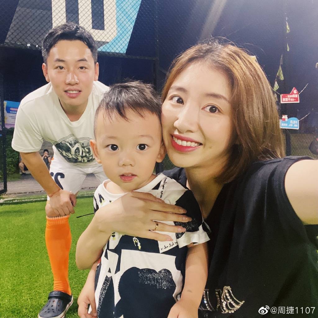 奥运"五金王"邹凯宣布娇妻二胎生女,儿女双全幸福美满_周捷_体操_金牌