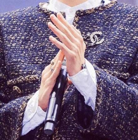手部本以为是女明星的手，谁知竟然是“男星的手”，让女人情何以堪！