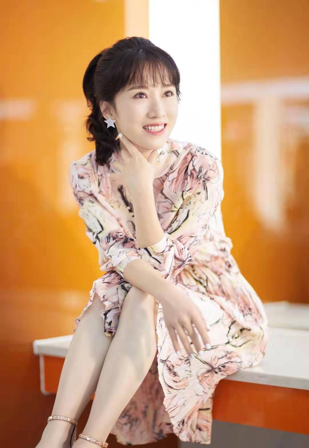 角色34岁李念“少女感十足”,粉嫩裙装演绎人面桃花，百变造型随意切换