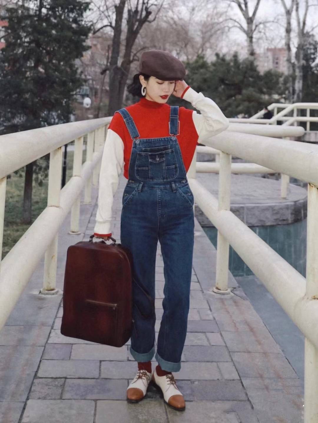 细节 春日复古范,就选“红蓝撞色”,俏皮又精致,做个不一样的姑娘