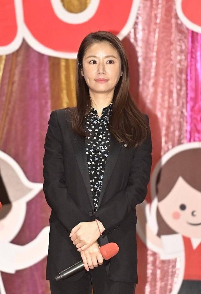 感觉 林心如穿黑色星星衬衫配黑西装,妆容淡雅好低调