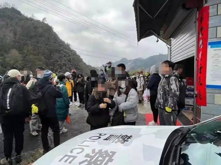 晓斌|只为这件事，小山村一天就涌入300多辆私家车、27辆大巴