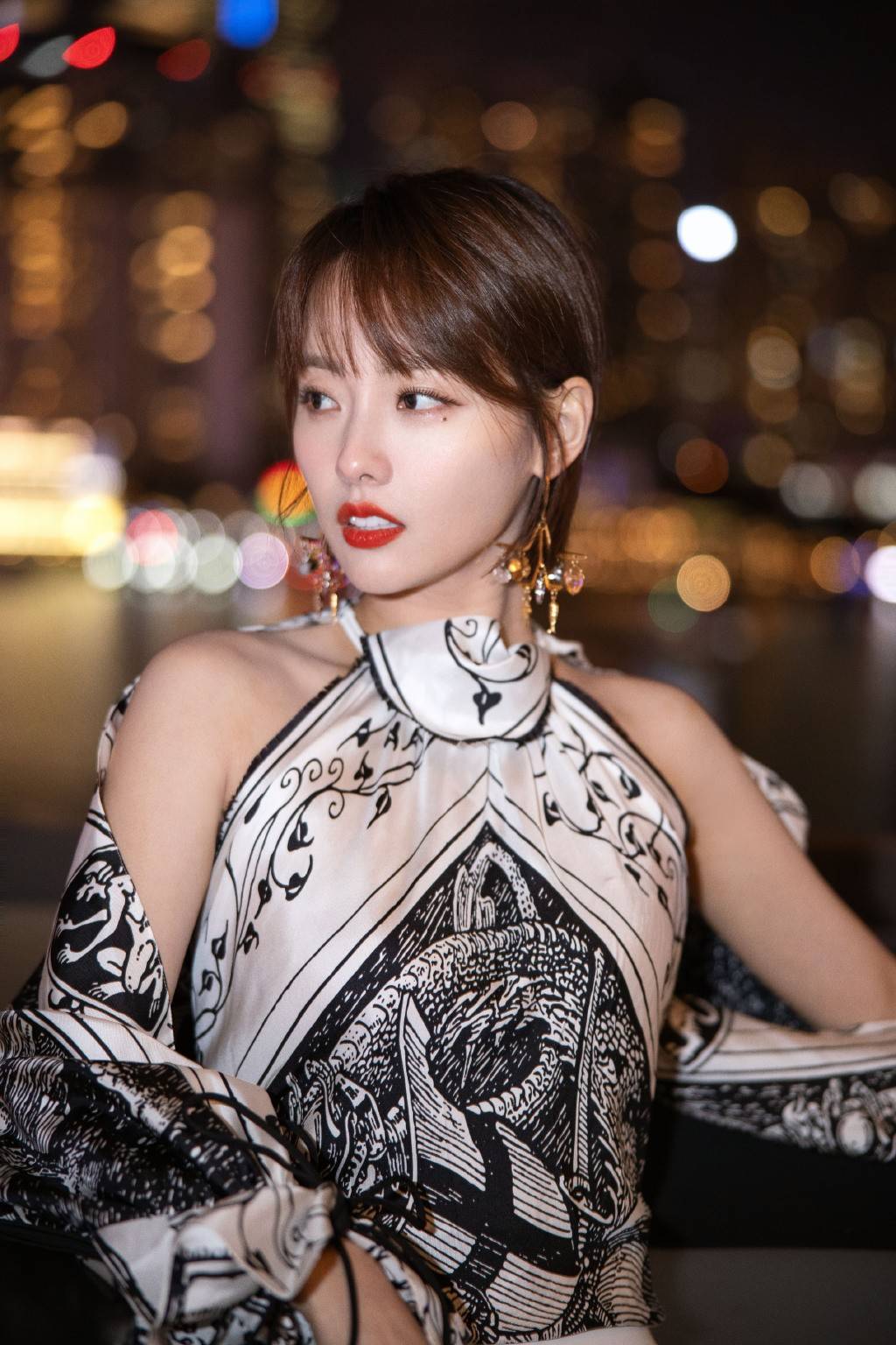 原创张嘉倪哪像当妈的人穿2万块的围巾裙露美肩少女不失性感