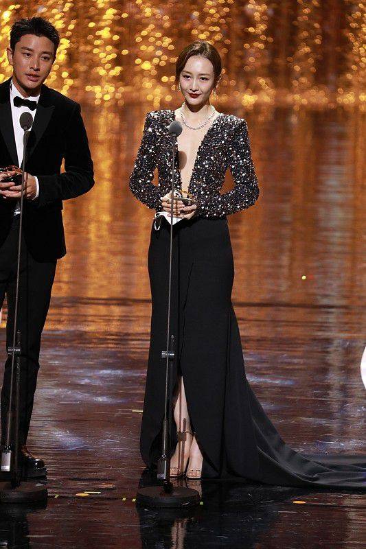 王鸥 王鸥长相气质都有古典美,穿开叉裙越大气越好看