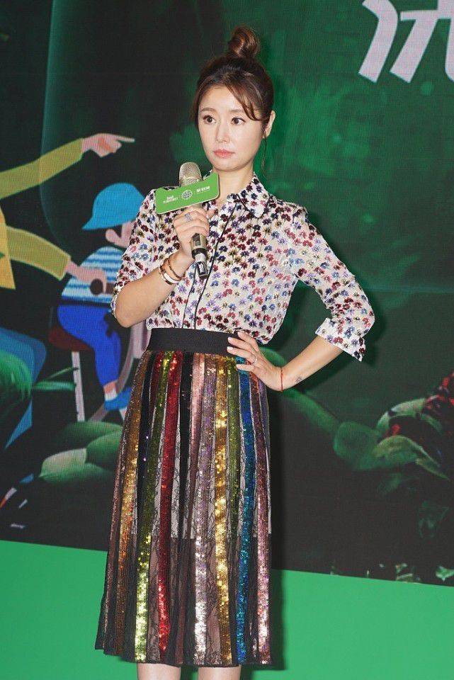 感觉 林心如穿黑色星星衬衫配黑西装,妆容淡雅好低调