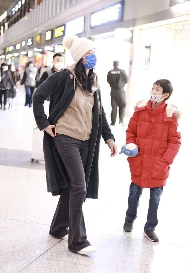 卫衣 姚晨一家四口同框挺幸福，穿大衣配卫衣潇洒率性，看得出中年气场