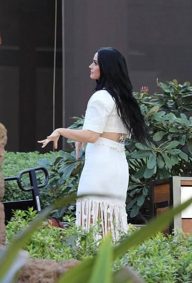 身材 水果姐素颜出门!1岁女儿穿粉裙超可爱,一头金发遗传了精灵王子