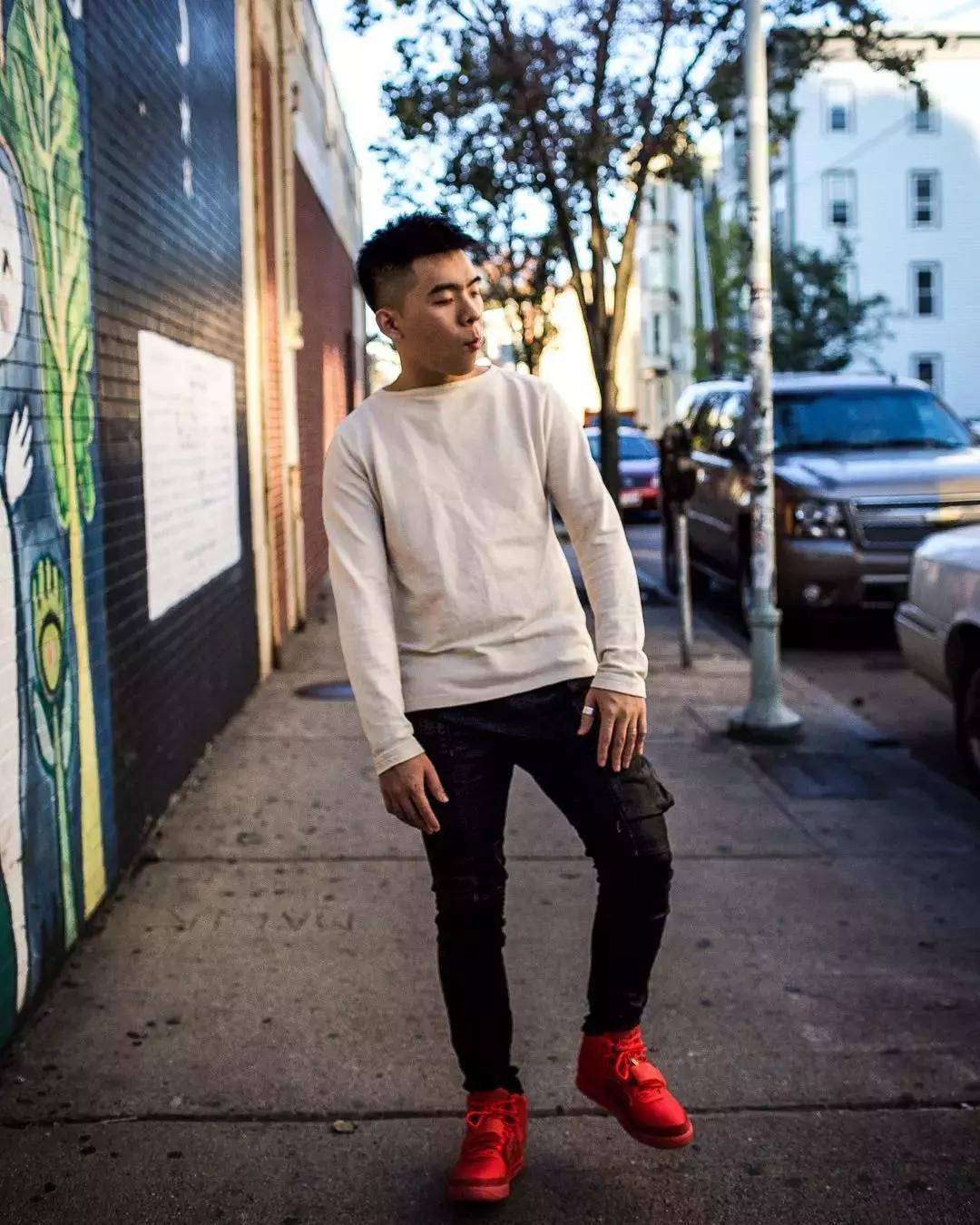 一双nike的air yeezy 2发售,发售的价格245美元,人在美国的夏嘉欢了解