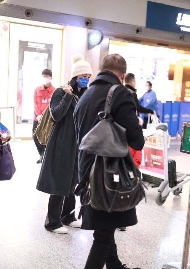 卫衣 姚晨一家四口同框挺幸福，穿大衣配卫衣潇洒率性，看得出中年气场