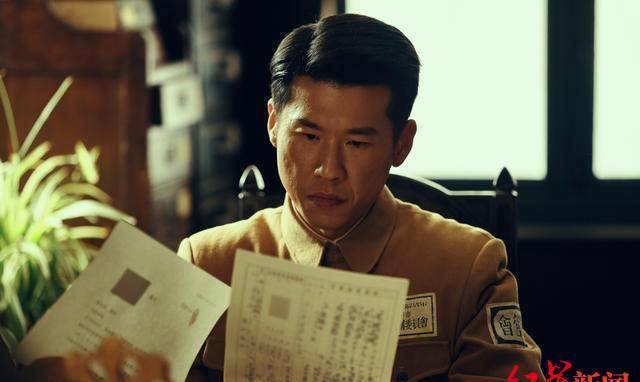 光荣|《光荣时代》配角抢镜 “双面间谍”王骁:能有戏演,我很知足