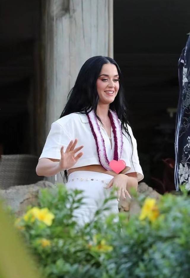 身材 水果姐素颜出门!1岁女儿穿粉裙超可爱,一头金发遗传了精灵王子