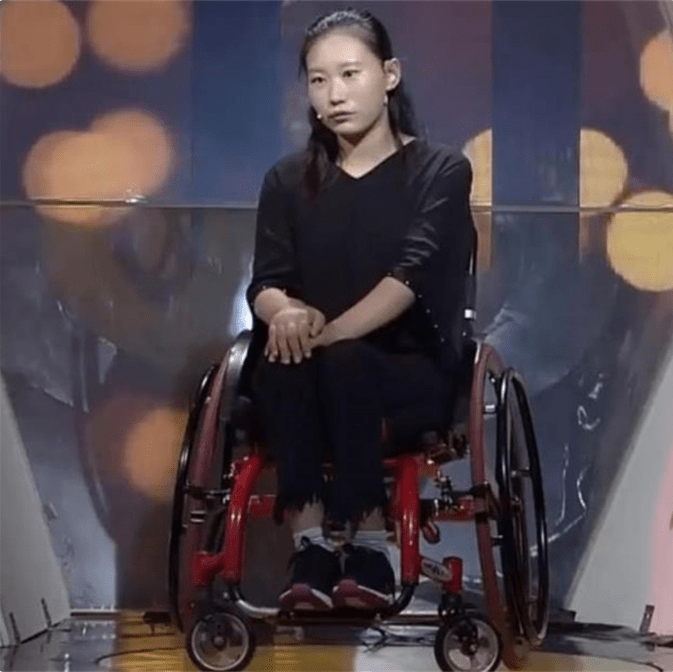 她将所有的过错都按在了张明荣身上,甚至还将偷东