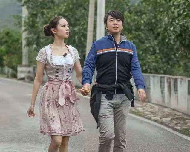 因为有种“整容”叫没了妆的吉娜，素颜照惹争议，郎朗眼光是个“谜”