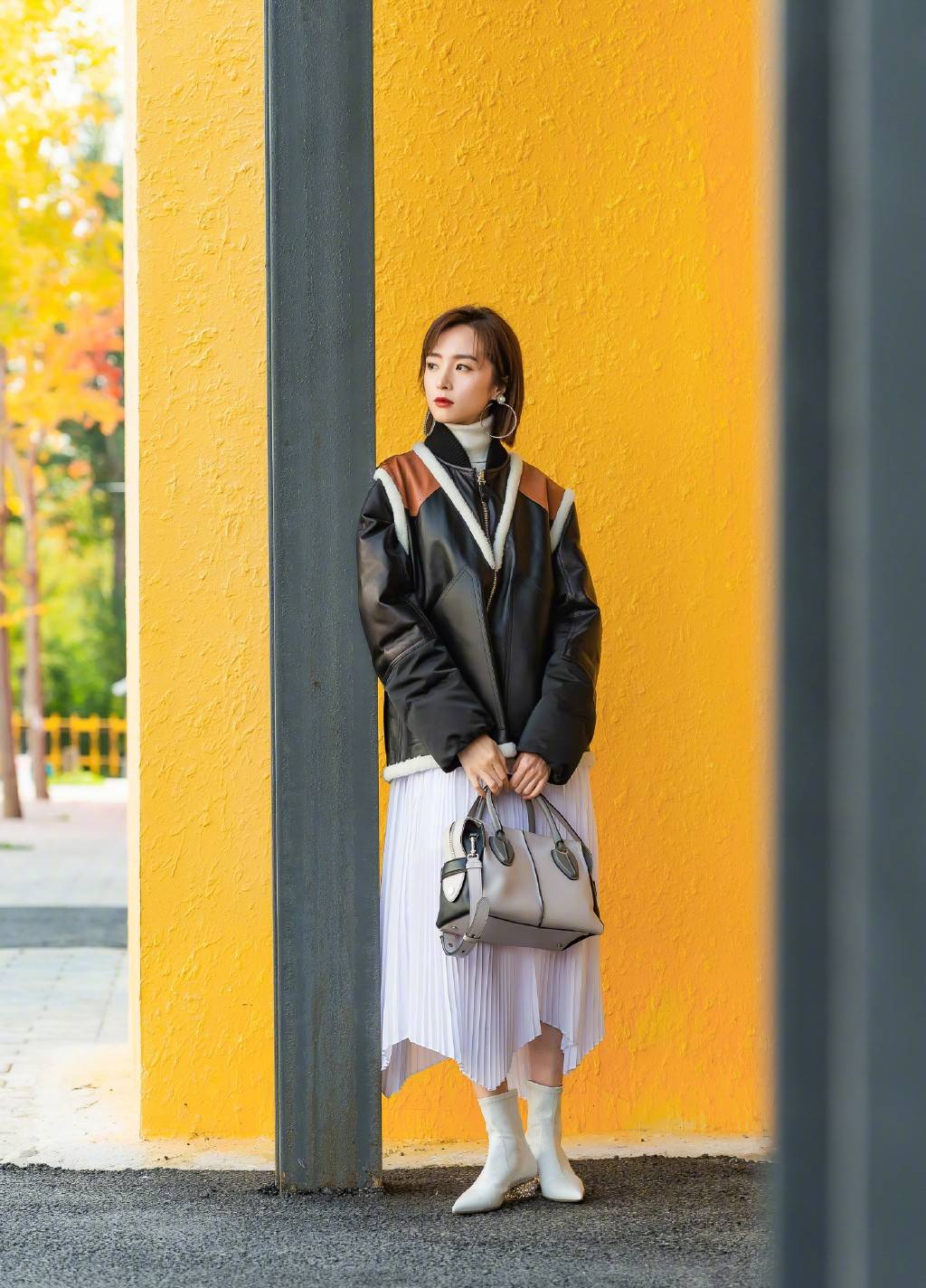 前卫 最时髦的冬季穿搭来了，胡冰卿拼接外套+半裙，保暖时髦又个性