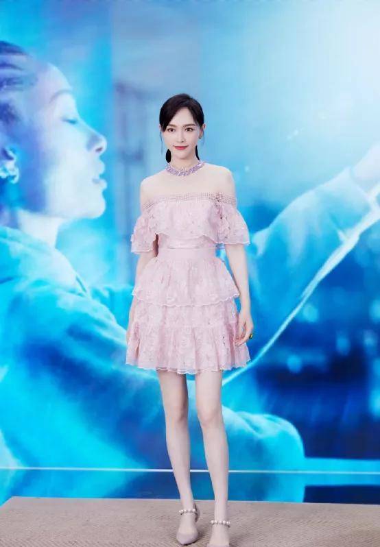 脖颈 唐嫣大晒活动美照!纯白色法式公主裙,知性甜美又可爱